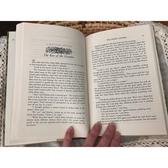 The Secret Garden: 2001 Barnes & Noble Children's Classic Hardcover - Picture 4 of 5